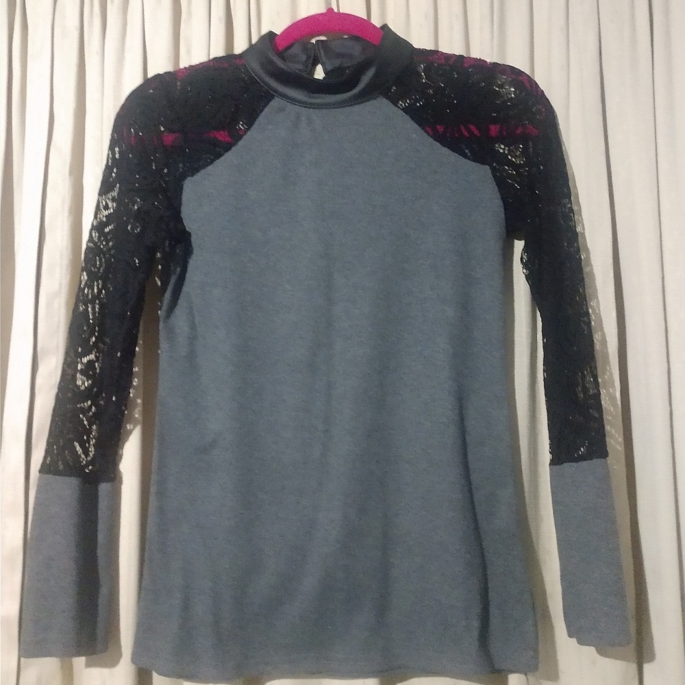 Gorgeous and unique top - Like New Condition. - Picture 3 of 5